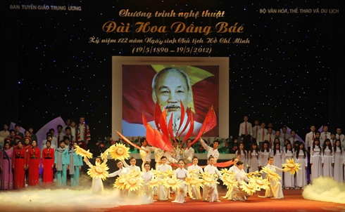 Programme artistique célébrant l'anniversaire du président hô chi minh à hanoi